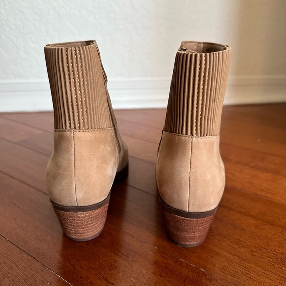 Vionic Shantelle Waterproof Leather Bootie. Size 6.5 - Picture 4 of 13